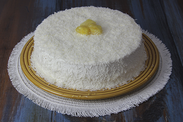 Bolo de 2kg Recheado e Confeitado com Cobertura de Chantilly